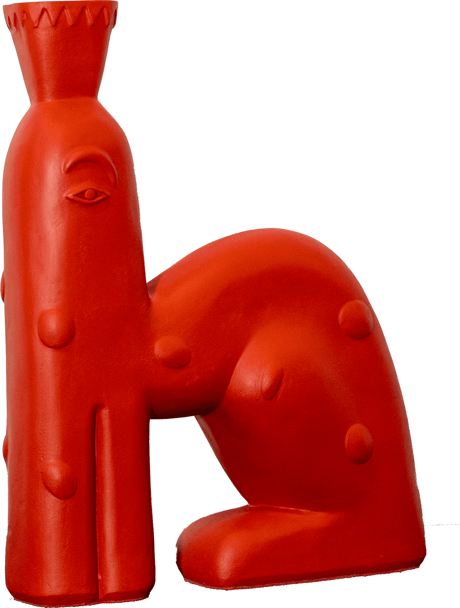 Sculpture Nosko rouge devant une peinture verte